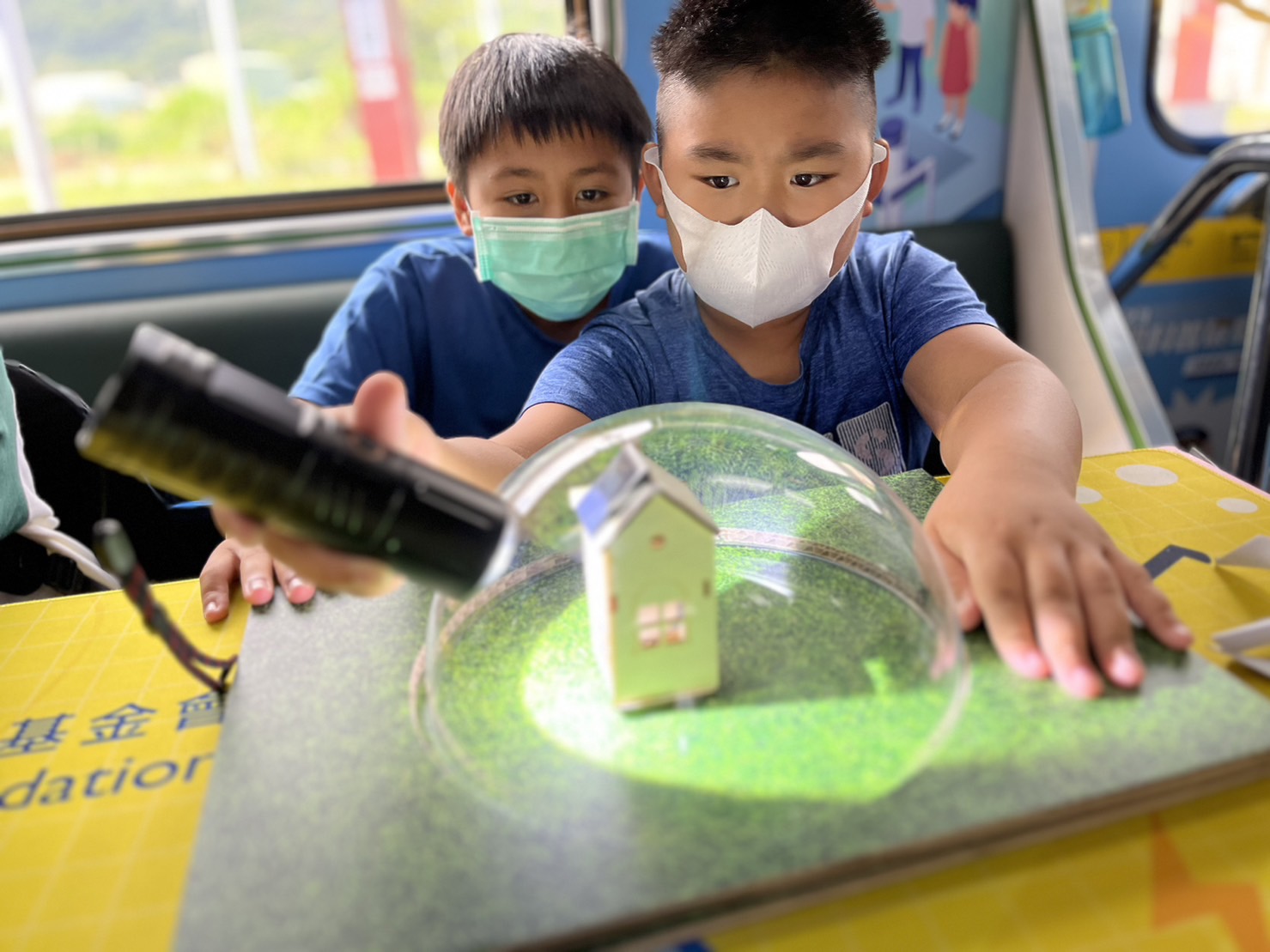 人生就是搏參與基礎科學主題車廂，以STEAM教學精神，設計「逐日科學家」、「太陽能工程師」以及「淨零建築師」三大能源科普課程和實驗